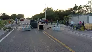 Bloquean tramo San Antonio Cárdenas-Ciudad del Carmen por apagones; pobladores exigen soluciones