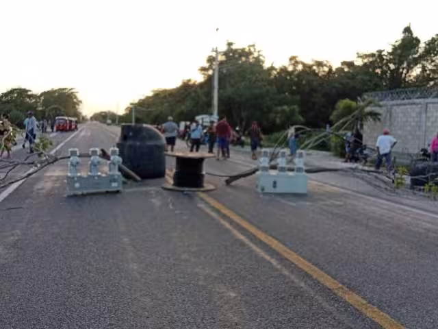 Los manifestantes aseguran que el bloqueo será indefinido hasta que se cumplan sus exigencias.