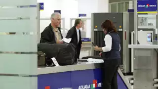 “Llueven" quejas de turistas contra personal de la Aduana del aeropuerto de Cancún   