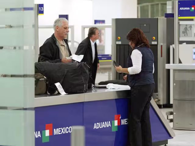 Visitantes publican en redes sociales sobre los malostratos que reciben de los agentes.