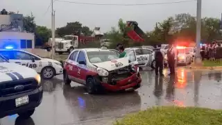 ¡Fuerte accidente en Campeche! Taxi termina destrozado al ser impactado por un auto 