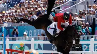 Así fue la caída del jinete Andrés Azcárraga en plena competencia en París 2024: VIDEO