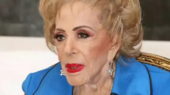 Actriz Silvia Pinal celebra el 10 de mayo en compañía de sus hijos