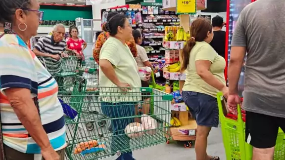 Compras de pánico en Cancún por el paso del Huracán Milton Compras de pánico en Cancún por el paso del Huracán Milton