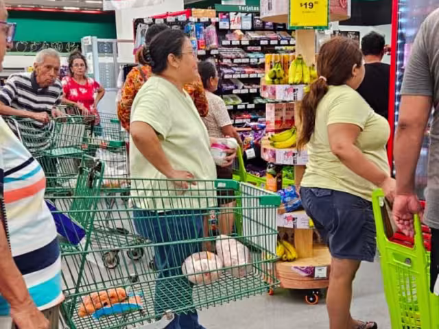 Compras de pánico en Cancún por el paso del Huracán Milton