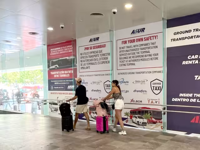 Asur ha colocado anuncios para orientar a los visitantes sobre los servicios autorizados