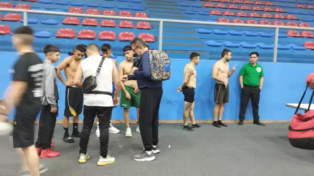 Los boxeadores llegaron desde temprano al lugar