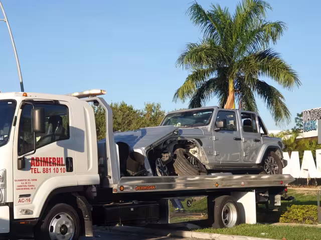 Una joven perdió el control de su Jeep Wrangler gris y derribó un semáforo en el kilómetro 1.5 del Boulevard Kukulcán en Cancún.