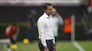 ¡El regreso incómodo! Gago vuelve al Akron entre silbidos y se niega a hablar de Chivas