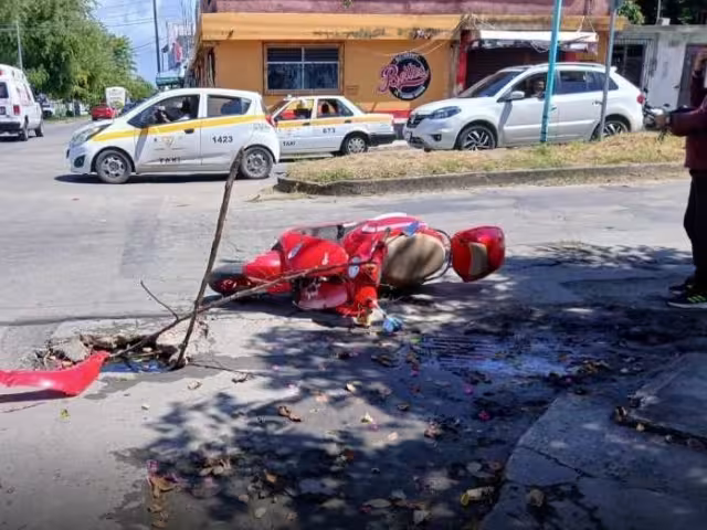 Mujer motociclista termina en el hospital al sufrir un accidente en Chetumal