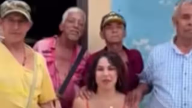 Mujer presume que tiene 7 novios viejitos pensionados que la mantienen y genera polémica