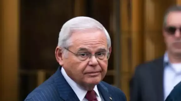 El senador estadounidense, Bob Menendez, renunció a su escaño tras ser condenado por cargos de corrupción El senador estadounidense, Bob Menendez, renunció a su escaño tras ser condenado por cargos de corrupción