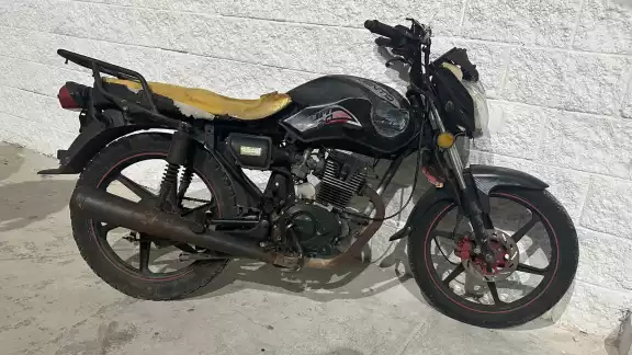 La motocicleta no contaba con placas, pero fue encontrada en el sistema como robada La motocicleta no contaba con placas, pero fue encontrada en el sistema como robada