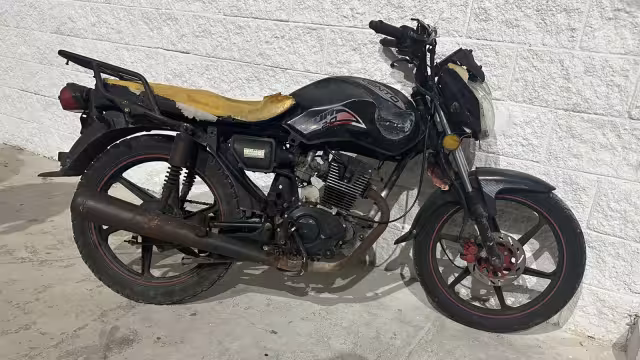La motocicleta no contaba con placas, pero fue encontrada en el sistema como robada