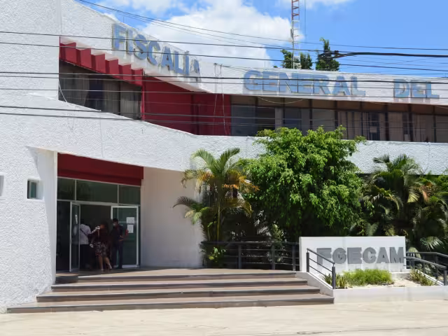 Tres detenidos en cateo