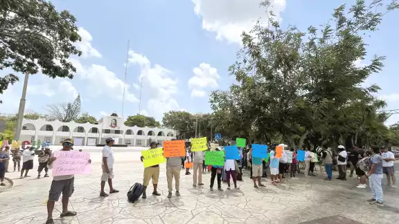 Vendedores ambulantes de la zona hotelera de Benito Juárez protestan por restricciones municipales