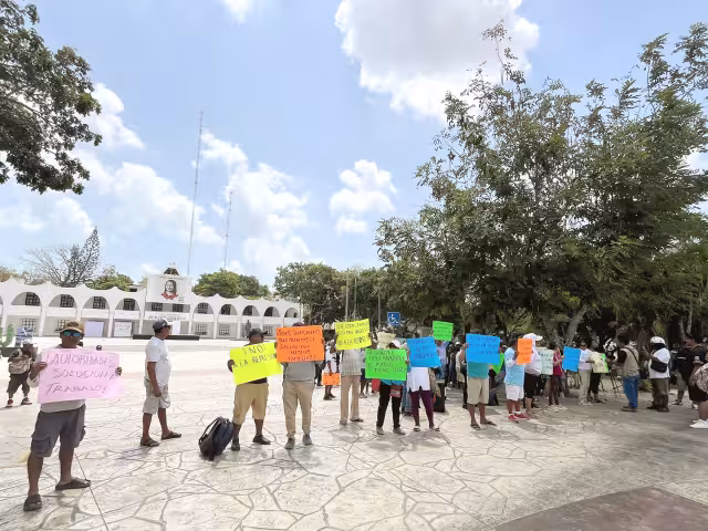 Vendedores ambulantes de la zona hotelera de Benito Juárez protestan por restricciones municipales