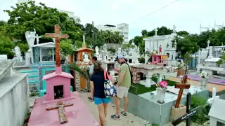Panteones de Isla Mujeres se llenan de vida al recibir 3 mil visitantes por el día de Muertos