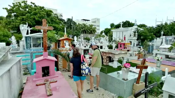 Como es costumbre, decenas de isleños acudieron a limpiar las tumbas de sus seres queridos y a darles una mano de color; a esta acción se sumaron turistas