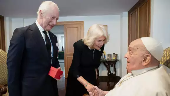 El pasado 9 de abril los reyes británicos, Carlos y Camila visitaron al Papa Francisco durante su convalecencia en la Casa Santa Marta