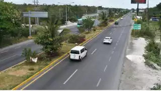 Camión de transporte hotelero se impacta contra tráiler en carretera federal 307 Cancún-Tulum
