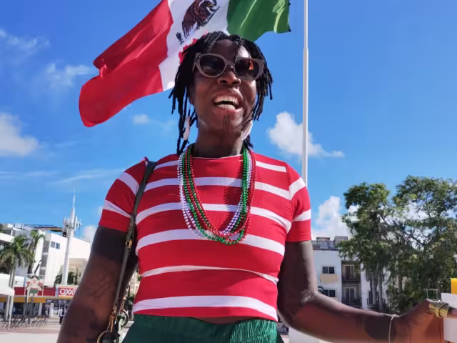 Residente extranjera disfruta de las fiestas patrias en Playa del Carmen