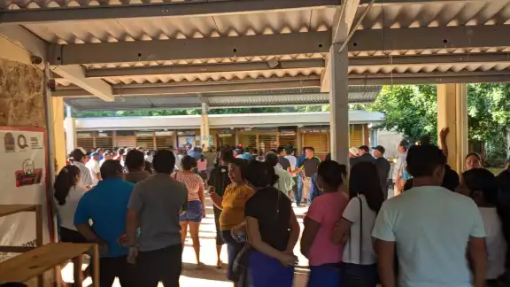 Habitantes de las comunidades asistieron a planteles escolares para votar