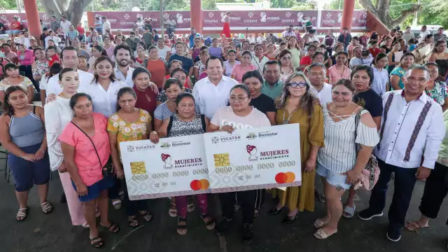 El gobernador de Yucatán, Joaquín Díaz Mena, entregó en Motul la Tarjeta Elvia Carrillo Puerto.