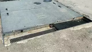 Roban rejilla de CFE en Palizada y dejan peligroso hueco en vía pública