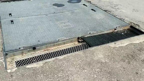 Roban rejilla metálica de una caja del sistema eléctrico subterráneo en pleno centro de Palizada. Roban rejilla metálica de una caja del sistema eléctrico subterráneo en pleno centro de Palizada.