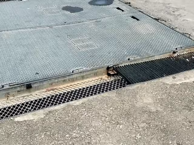 Roban rejilla metálica de una caja del sistema eléctrico subterráneo en pleno centro de Palizada.