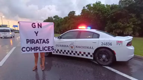 Conductores de Uber en Cancún se manifiestan en contra de la Guardia Nacional y hacia los denominados taxis "piratas".
