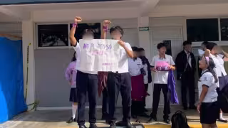 La protesta exige justicia por un caso de acoso sexual digital e imágenes alteradas con inteligencia artificial.