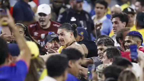 Jugadores de Uruguay se enfrentan a golpes con aficionados colombianos en las gradas