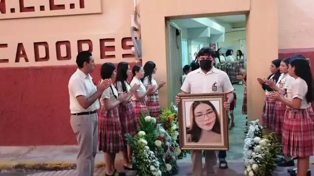 Despedida entre lágrimas a Deyli Caamal, alumna normalista de Calkiní