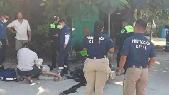 Un accidente en la intersección de las avenidas Satélite y Okot en Tulum dejó a dos mujeres con lesiones de consideración tras caer de su motocicleta Un accidente en la intersección de las avenidas Satélite y Okot en Tulum dejó a dos mujeres con lesiones de consideración tras caer de su motocicleta