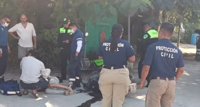 Un accidente en la intersección de las avenidas Satélite y Okot en Tulum dejó a dos mujeres con lesiones de consideración tras caer de su motocicleta