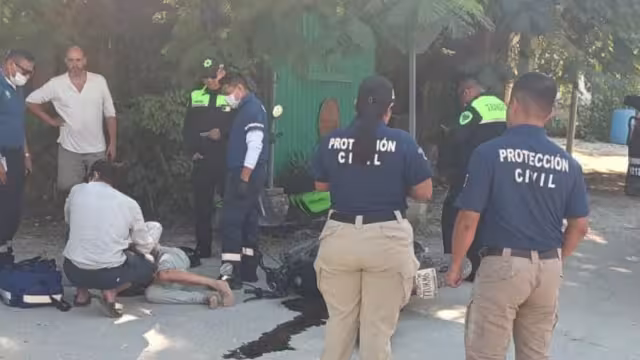 Un accidente en la intersección de las avenidas Satélite y Okot en Tulum dejó a dos mujeres con lesiones de consideración tras caer de su motocicleta
