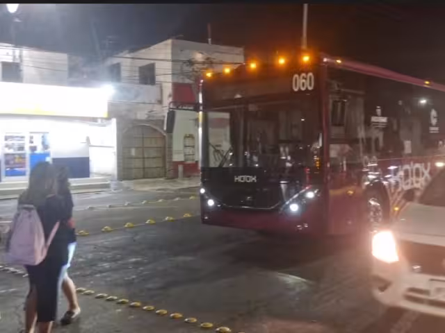 Los afectados exigieron que se les otorgara el servicio para llegar a sus destinos.