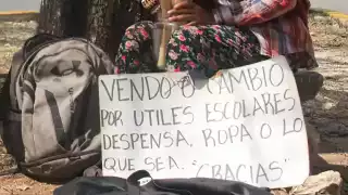 “Se cambia por útiles escolares o despensa”: Madre e hija oaxaqueñas piden apoyo en calles de Cancún    