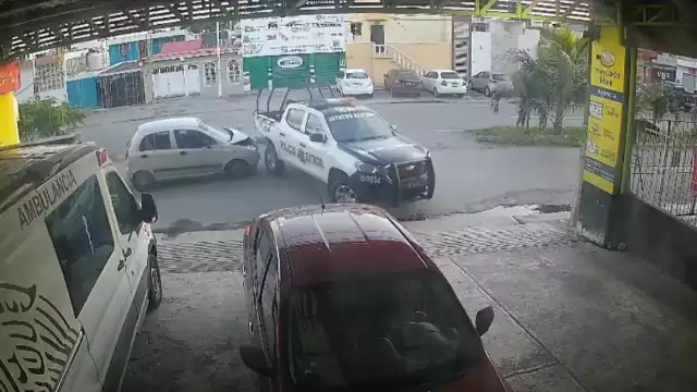 Patrullero causa aparatoso accidente