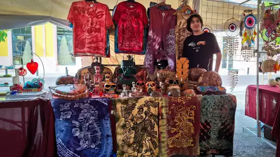 Oferentes instalados en el parque de Santa Ana venden desde ropa, joyería y artesanías hasta alimentos; el tianguis concluirá mañana Oferentes instalados en el parque de Santa Ana venden desde ropa, joyería y artesanías hasta alimentos; el tianguis concluirá mañana