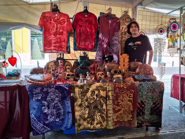 Oferentes instalados en el parque de Santa Ana venden desde ropa, joyería y artesanías hasta alimentos; el tianguis concluirá mañana