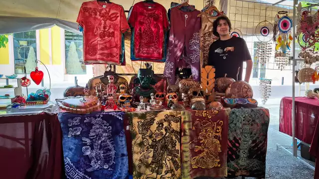 Oferentes instalados en el parque de Santa Ana venden desde ropa, joyería y artesanías hasta alimentos; el tianguis concluirá mañana