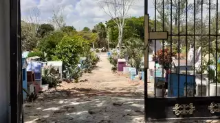 Captan a una niña jugando en un panteón en Puebla: VIDEO