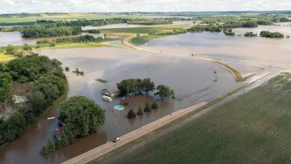 Autoridades estadounidenses reportan el colapso de un puente en Iowa