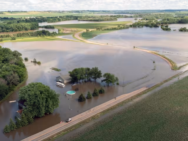 Autoridades estadounidenses reportan el colapso de un puente en Iowa