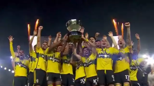 Columbus Crew alzando la copa 2024