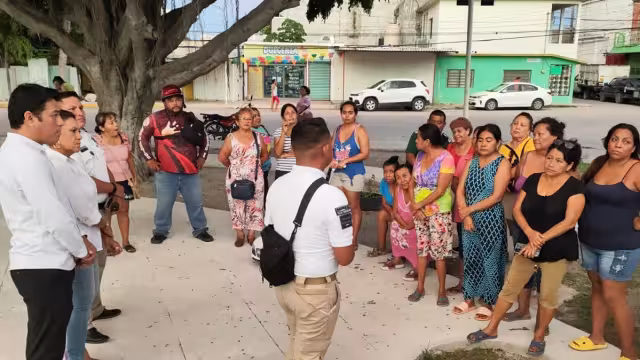 Los residentes de la colonia acudieron al Ayuntamiento al ver las imágenes de personas en situación de calle dormidas en el kiosko del Parque San Juan Diego.