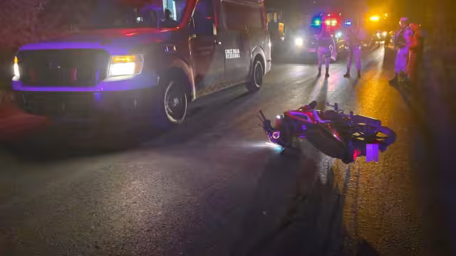 La mujer fue impactada por una van.